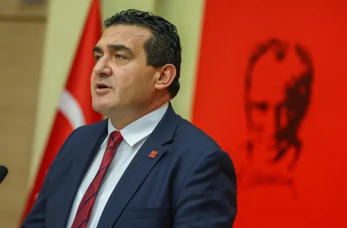 Ulaş Karasu"10 Kasım, sadece bir yas günü değildir. Aynı zamanda Atatürk’ün fikirlerini, ilkelerini ve devrimlerini bir kez daha hatırladığımız; onları geleceğe taşıma azim ve kararlılığımız