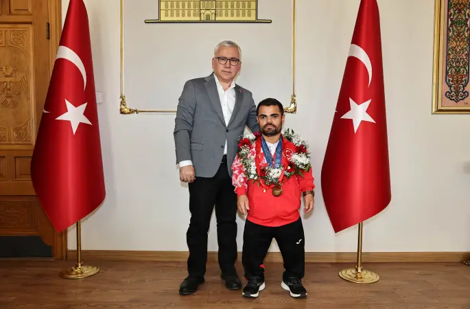 Şampiyon Abdullah Kayapınar, Vali Şimşek'i Ziyaret Etti