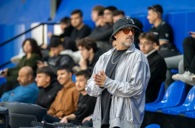 Ünlü şarkıcı Anıl Piyancı parkede de marifetli çıktı