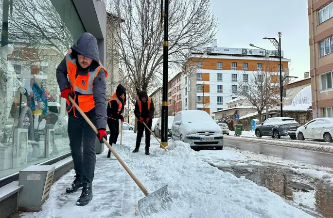 SİVAS BELEDİYESİ KARLA MÜCADELEDE TARİH YAZDI: 65 MAHALLEDE EŞ ZAMANLI MÜDAHALE, TÜRKİYE’YE ÖRNEK MODEL