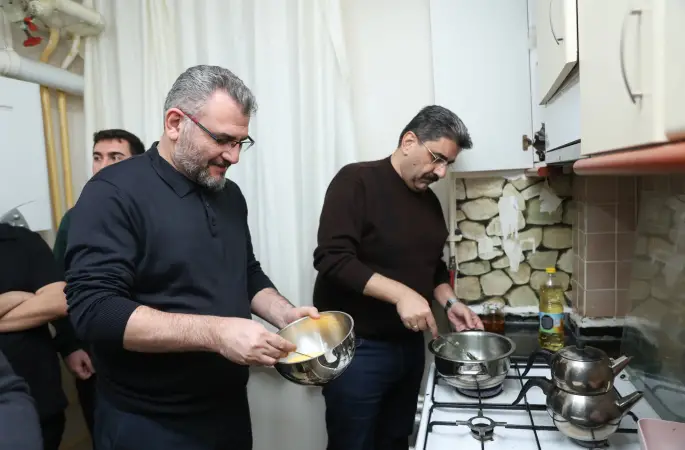 Ak Parti Sivas Milletvekili Hakan Aksu sahurda öğrencilerin misafiri oldu