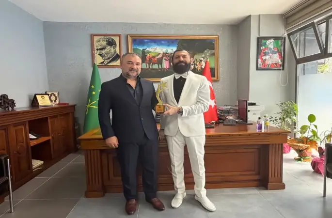 Akif Manaf’a “Demokrasi ve Barış Ödülü” Verildi