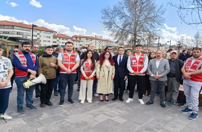 Halkçı Liseliler Sivas İl Başkanı Mustafa Taylan Doğan  Öğretmenime Dokunma kampanyası ile ilgili Cumhuriyet Meydanı tek ağaç önünde basın açıklaması yaptı