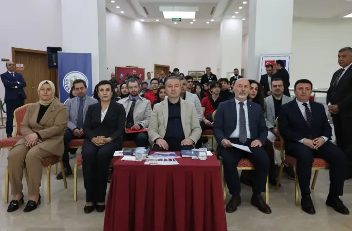 “Bugünün Gençleri Geleceğin Meslekleri Projesi” kapsamında Sivas Belediyesi bünyesindeki Dijital Gençlik Merkezi gençlerin hizmetine açıldı