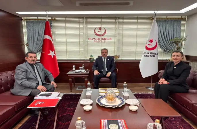 Büyük Birlik Partisi İl Başkanı Hakan Sezerer ve Kadın Kolları Başkanı Gamze Aktaş Genel Başkan Mustafa Desticiyi  makamında ziyaret ettiler