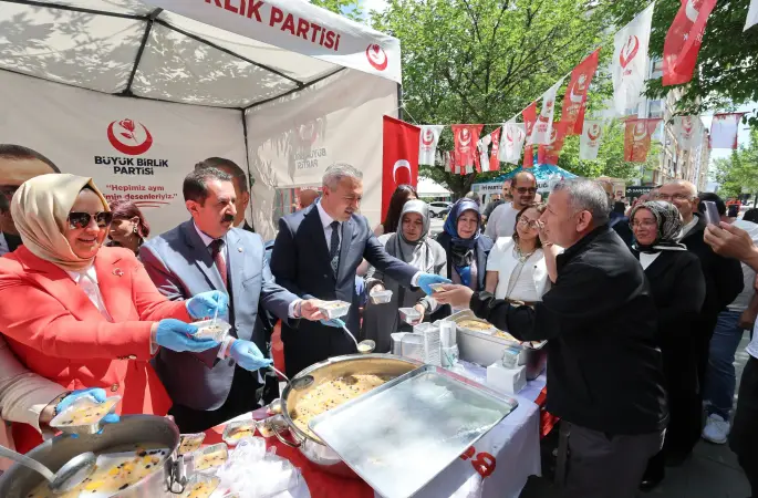 Büyük Birlik Partisi İl Başkanlığı Aşure dağıttı
