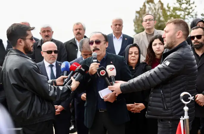 Büyük Birlik Partisi Kurucu Genel Başkanı merhum Muhsin Yazıcıoğlu’nun şehadetinin yıl dönümü münasebetiyle onunla birlikte şehadete eren dava arkadaşları, metfun oldukları Yukarı Tekke Helikopter Şehitliği’nde dualarla anıldı