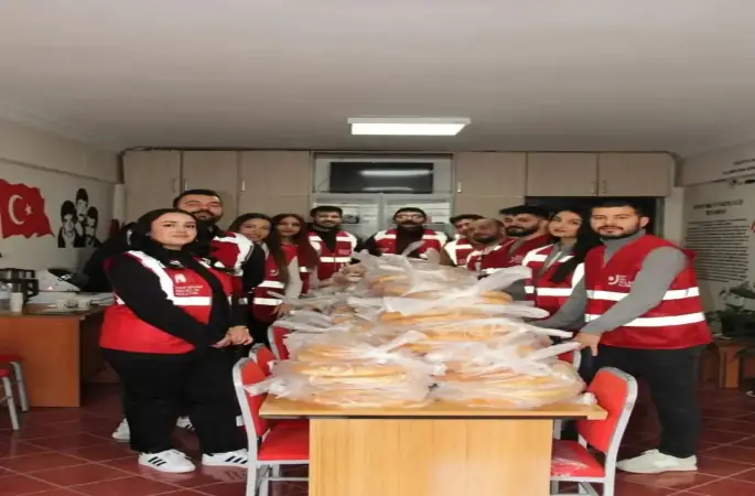 CHP Sivas Gençlik Kolları Vatandaşlara Ramazan Pidesi Dağıttı