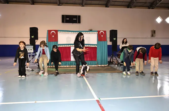 Çocuklar, Geleneksel Türk Halk Oyunları Gösterileriyle Buluştu