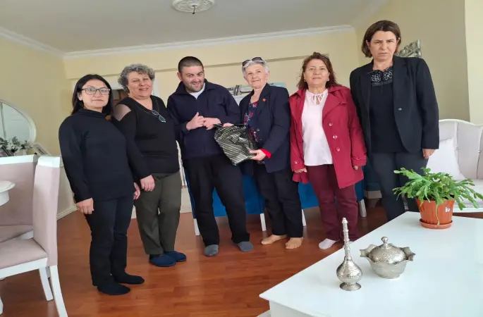Cumhuriyet Halk Partisi Merkez İlçe Kadın Kolları Başkanı Kibara Gençdal ve Yönetim Kurulu  Üyeleri Anneler günü nedeniyle Özel çocukları olan anneleri ziyaret ettiler.