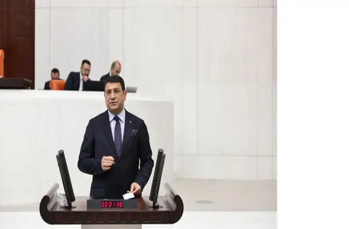 DEVA Partili İdris Şahin’den Bilgi Üniversitesi’nde yaşanan sürece tepki: “Bir üniversitenin kaderi aç-kapa düğmesine çevrilemez”