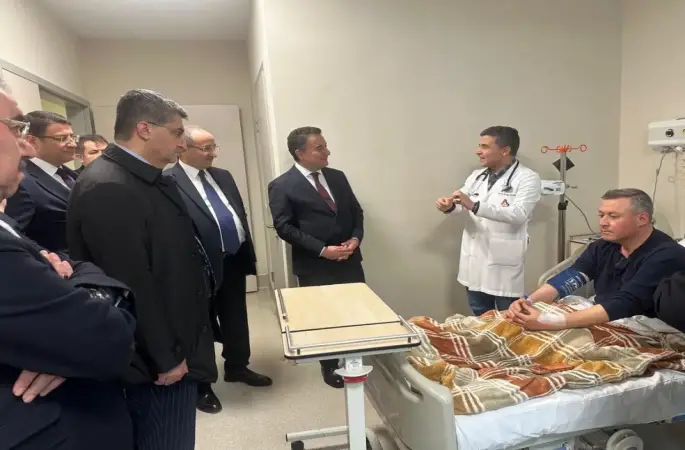 DEVA Partisi Genel Başkanı Ali Babacan Hastanede İl Başkanı Tamer Çevik'i Ziyaret Etti