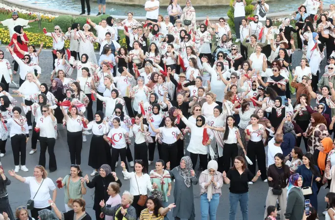 Kadınlar Rekor kırdı 1058 kadın heyeti halay çekti