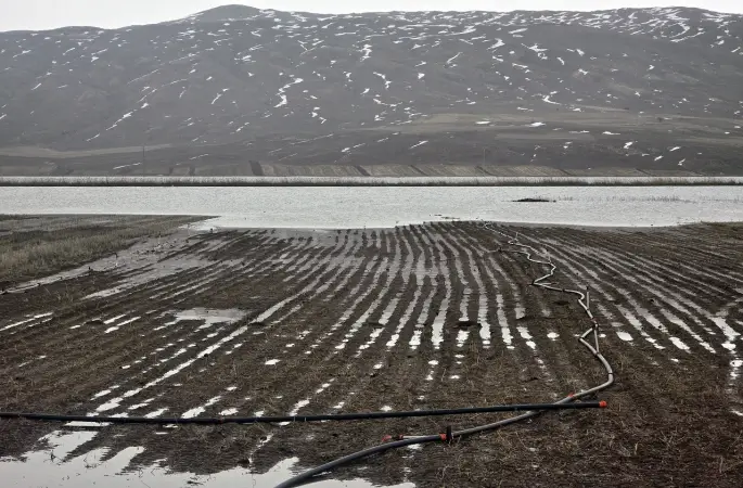 KARASU: ÇİFTÇİ BORÇLA EKTİ, ZARAR BİÇMESİN!
