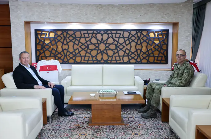 Sivas 5. Piyade Eğitim Tugay ve Garnizon Komutanı Tuğgeneral Mehmet Coşar, Belediye Başkanı Dr. Adem Uzun’u makamında ziyaret etti