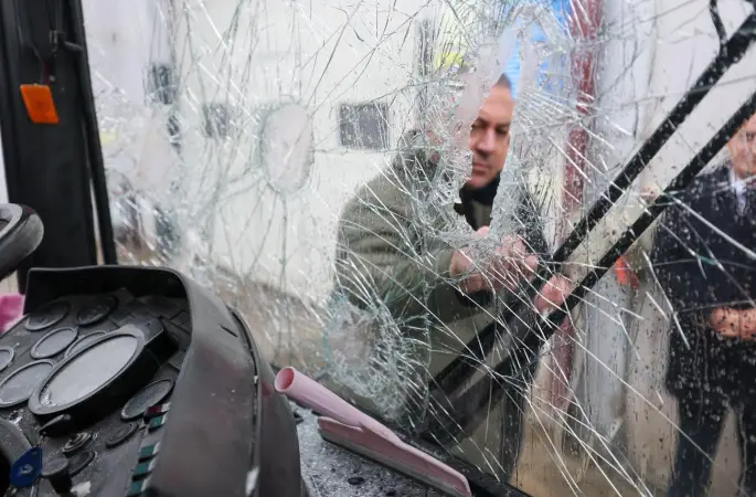 Sivas  Belediyesine  ait işçi servis aracına kimliği belirsiz kişi ya da kişiler tarafından zarar verilmiştir.