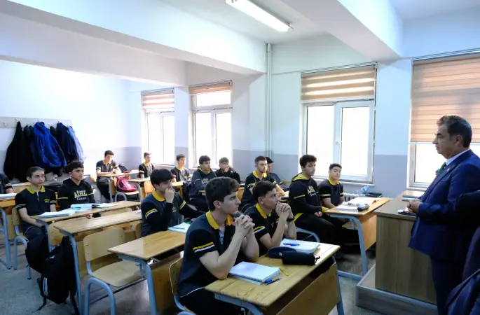 Sivas Cumhuriyet Üniversitesi Rektörü Prof. Dr. Ahmet Şengönül, Mezunu Olduğu İmam Hatip Lisesine Bu Kez Rektör Olarak Döndü
