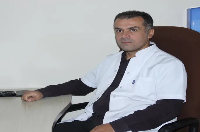 Sivas Devlet Hastanesi Nöroloji Uzmanı Özer Aynacı, demansın yaşlılar arasında yedinci önde gelen ölüm nedeni olduğunu belirterek, Alzheimer hastalığının ileri yaşla birlikte ciddi oranda arttığına dikkat çekti.