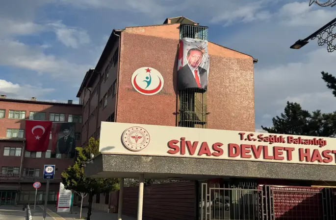 Sivas Devlet Hastanesi’nde yapılan bayrak ve görsel düzenlemesinde, Atatürk’ün resminin geri planda ve uygun olmayan bir şekilde konumlandırıldığı görüldü