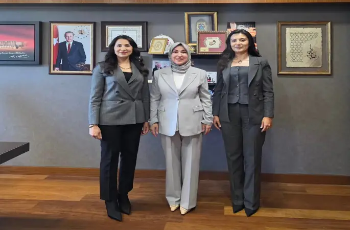 Sivas Okuyan Kadınlar Dernek Başkanı .Esma Yıldız Türkiye Büyük Millet Meclisin'de Ak Parti Svas Milletvekili Rukiye Toy'u ziyaret etti