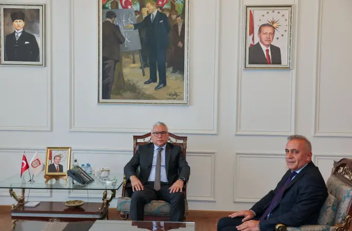 Sivas Sosyal Güvenlik Kurumu (SGK) İl Müdürlüğü görevine atanan Mustafa Türkoğlu, Vali Yılmaz Şimşek’i makamında ziyaret etti