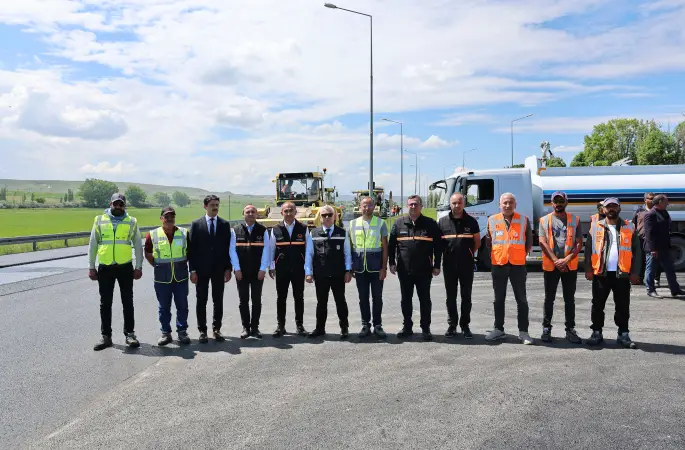 Sivas Valisi Yılmaz Şimşek, Sivas-Malatya Yolu'nun Kovalı-Kangal arasındaki bölümünde yürütülen çalışmaları yerinde inceleyerek yetkililerden bilgi aldı