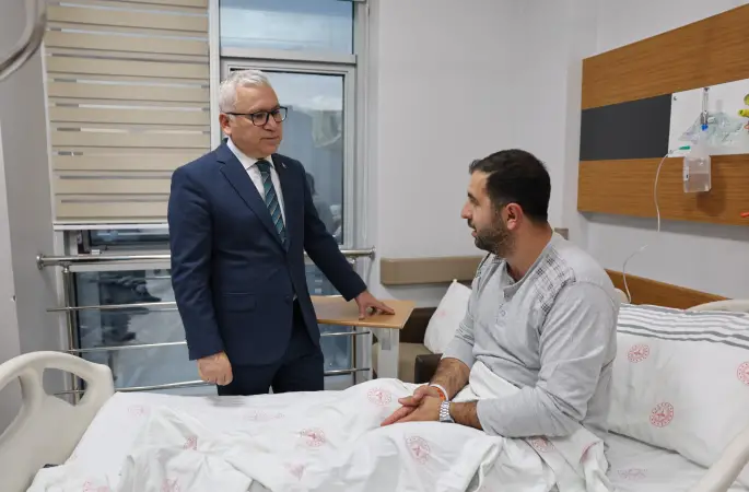 Sivas Valisi Yılmaz Şimşek, Turhal Şeker Fabrikası’nda meydana gelen karbonmonoksit zehirlenmesi nedeniyle Sivas’ta tedavi gören hastaları ziyaret etti.