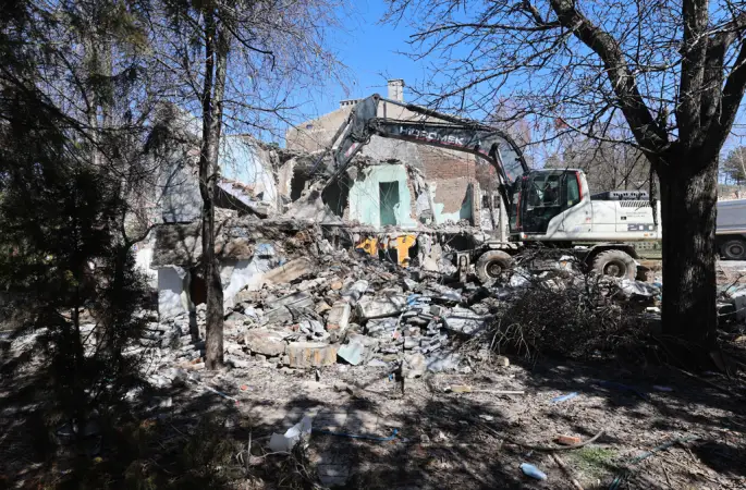 SİVAS’IN EN YOĞUN BÖLGELERİNDEN BİRİNE YENİ OTOPARK ALANI KAZANDIRILIYOR