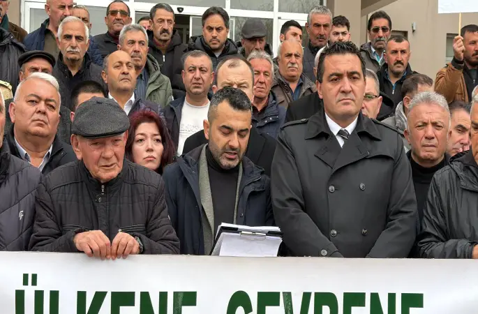 Sivas’ın Zara ilçesine bağlı Çevirmehan, Güllüali ve Şenyayla köyleri arasında planlanan pomza madeni projesine karşı açılan davanın duruşması öncesi CHP Genel Başkan Yardımcısı ve Sivas Milletvekili Ulaş Karasuda destek verdi