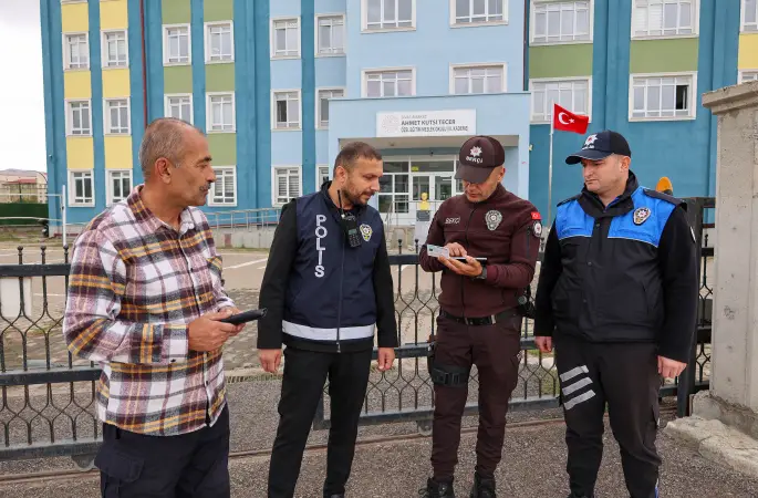 Sivas'ta Okul Çevrelerinde Güvenlik Tedbirleri Aralıksız Sürüyor