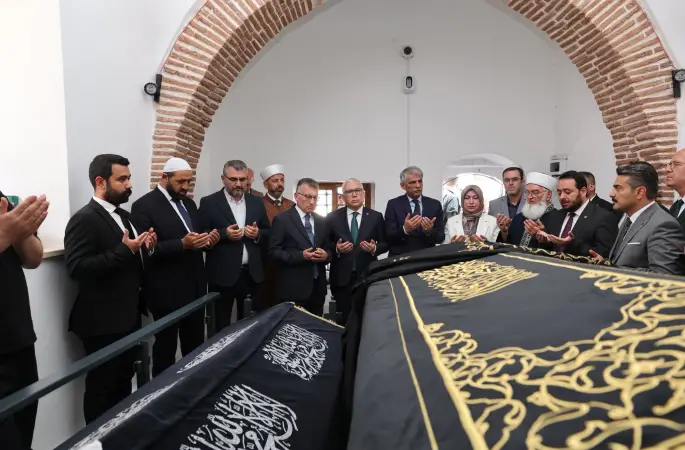 Tasavvuf tarihindeki “Üç Şems”ten biri olarak kabul edilen ve Meydan Camii avlusunda medfun bulunan Şems-i Sivasî’nin yıpranan Sanduka Puşîdesi (Örtüsü) yenilendi