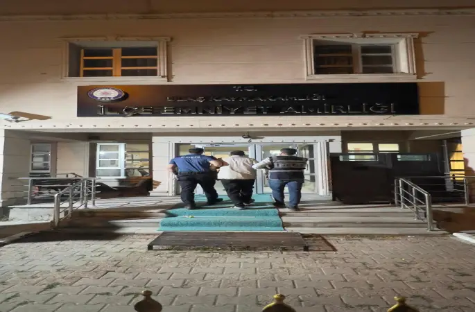 ULAŞ İLÇEMİZDE SAHTE KİMLİKLE POLİSİ YANILTMAYA ÇALIŞAN CEZAEVİ FİRARİSİ YAKALANMIŞTIR