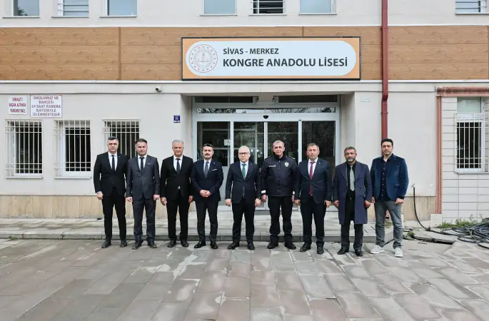 Vali Şimşek, Selçuk Ortaokulu ile Kongre Lisesi'ni Ziyaret Etti