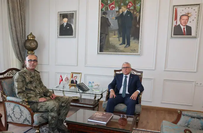 Vali. Yılmaz Şimşek, 2026 yılı atama kararnamesi ile Sivas 5. Piyade Eğitim Tugay Komutanı olarak atanan Tuğgeneral Mehmet Coşar'ı makamında kabul etti