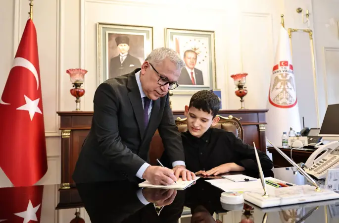 Vali Yılmaz Şimşek 23 Nisan nedeniyle koltuğunu Salh Muhammed Zaptiye'ye verdi