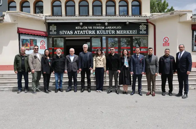 Vali Yılmaz Şimşek, eşi Dr. Çiğdem Olgun Şimşek Hanımefendi, Devlet Tiyatroları Genel Müdürü Tamer Karadağlı ve Dizi Oyuncusu Aydın Sarman ile  birlikte Sivas Devlet Tiyatrosu’nu ziyaret etti