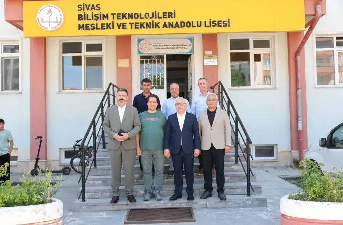 Vali Yılmaz Şimşek, Sivas Bilişim Teknolojileri Mesleki ve Teknik Anadolu Lisesi'ni ziyaret etti
