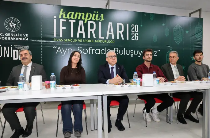 Vali Yılmaz Şimşek, Sivas Gençlik ve Spor İl Müdürlüğü tarafından düzenlenen, “Kampüs İftarları 2026” programına katılarak üniversite öğrencileriyle birlikte iftar yaptı