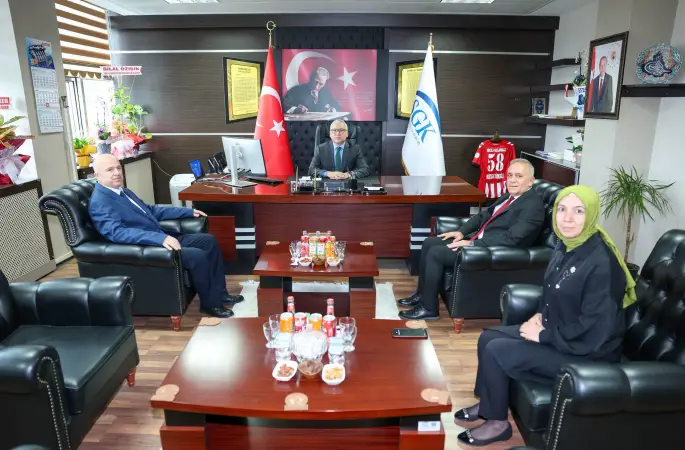 Vali Yılmaz Şimşek Sivas Sosyal Güvenlik Kurumu İl Müdürü Mustafa Türkoğlunu ziyaret etti