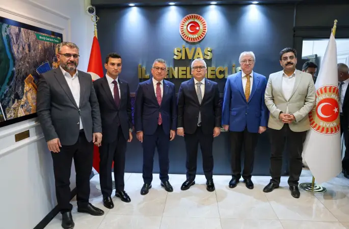 Vali Yılmaz Şimşek, TBMM AK Parti Grup Başkanı Abdullah Güler ve Sivas Milletvekili Hakan Aksu ile birlikte İl Genel Meclisi Başkanı Mehmet Şarkışla'yı makamında ziyaret etti.