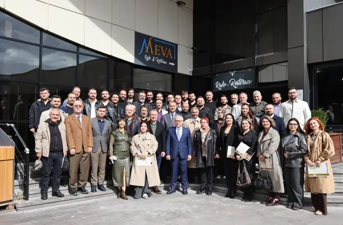 Vali. Yılmaz Şimşek, ve İl Protokolü Kültür ve Turizm Bakanlığı Güzel Sanatlar Genel Müdürlüğüne bağlı Sivas Koro Müdürlüğünün saz ve ses sanatçılarıyla, teknik ve idari personeliyle bir araya geldi.