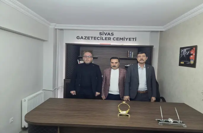 Zaer Partisi İl Başkanı Sinan Sarı ve Merkez İlçe Başkanı Bahadır Baaşerden Sivas Gazeteciler Cemiyeti Başkanı Kemal Doğan'a ziyaret
